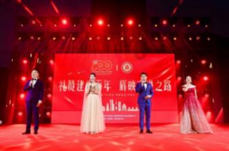 保安疑似冷得发抖，售楼处回应：在活动手脚